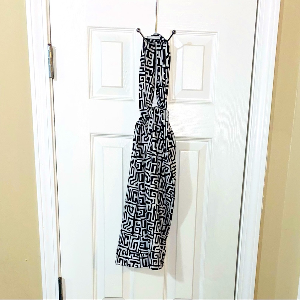 🧣White & black designed scarf/wrap🧣 Does have an opening on both ends.😊🤩🙌🏾